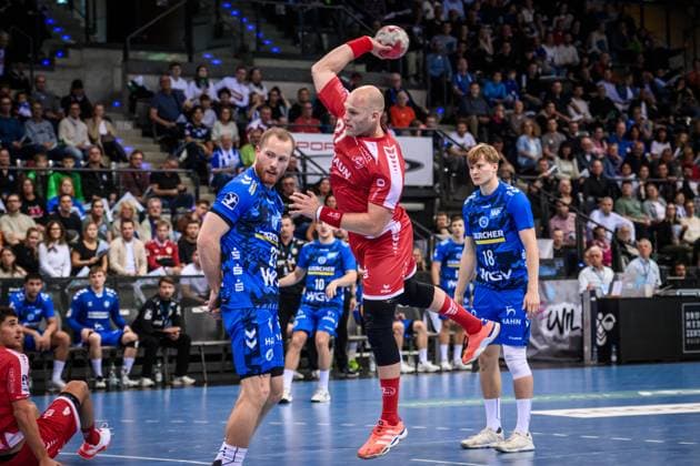 Arnar Freyr Arnarsson (MT Melsungen, 21) zieht vorbei an Patrick Zieker (TVB Stuttgart, 25) GER, TVB 1898 Stuttgart - MT Melsungen, DAIKIN HBL, Handball, Bundesliga, 7. Spieltag, Spielzeit 2025 2026, 05.10.2025 GER, TVB 1898 Stuttgart - Frisch Auf! Goeppingen, DAIKIN HBL, Handball, Bundesliga, 7. Spieltag, Spielzeit 2025 2026, 05.10.2025 Stuttgart Copyright: xSandyxDinkelackerx EP_SDR