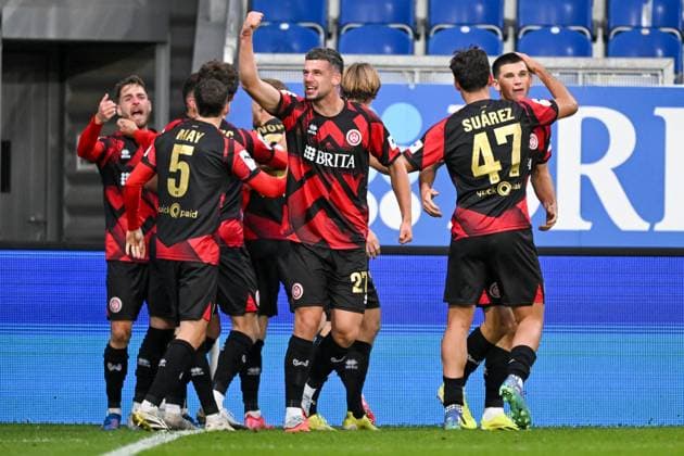 Moritz Flotho (SV Wehen Wiesbaden, 27) und Team bejubeln das Tor zum 1:0, GER, SV Wehen Wiesbaden vs TSV 1860 München, Fussball, 3. Liga, 10. Spieltag, Spielzeit 2025 2026, 05.10.2025. DFB REGULATIONS PROHIBIT ANY USE OF PHOTOGRAPHS AS IMAGE SEQUENCES AND OR QUASI-VIDEO GER, SV Wehen Wiesbaden vs TSV 1860 München, Fussball, 3. Liga, 10. Spieltag, Spielzeit 2025 2026, 05.10.2025. Wiesbaden Copyright: xEibner-Pressefoto FlorianxWiegandx EP_FWD
