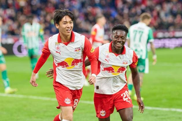 Salzburg, Österreich 05. Oktober 2025: Admiral Bundesliga - 2025 2026 - Sp. 9 - RB Salzburg vs. SK Rapid Wien Im Bild: Sota Kitano (RB) jubelt nach seinem Tor zum 2:1 mit Edmund Baidoo (RB) Red Bull Arena