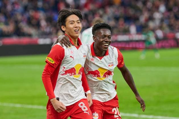 Salzburg, Österreich 05. Oktober 2025: Admiral Bundesliga - 2025 2026 - Sp. 9 - RB Salzburg vs. SK Rapid Wien Im Bild: Sota Kitano (RB) jubelt nach seinem Tor zum 2:1 mit Edmund Baidoo (RB) Red Bull Arena
