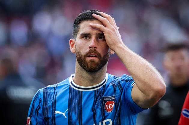 Stefan Schimmer 9 (1FC Heidenheim 1846) enttaeuscht bei den Fans, VfB Stuttgart vs. 1. FC Heidenheim 1846, DFL, Bundesliga, Saison 2025 2026, MHP Arena, Hinrunde, 6. Spieltag, 05.10.2025 DFB regulations prohibit any use of photographs as image sequences and or quasi-video Stuttgart Baden-Wuerttemberg Deutschland
