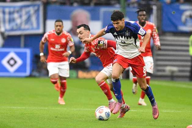 GER; 1. FBL,, Hamburger SV vs 1.FSV Mainz 05 05.10.2025, Volksparkstadion, Hamburg, GER; 1. FBL, Hamburger SV vs 1.FSV Mainz 05 im Bild Daniel Elfadli (Hamburg 08) versucht sich gegen Paul Nebel (Mainz 08) durchzusetzen