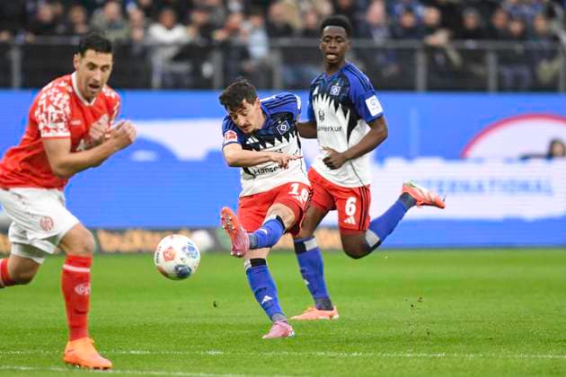 GER; 1. FBL,, Hamburger SV vs 1.FSV Mainz 05 05.10.2025, Volksparkstadion, Hamburg, GER; 1. FBL, Hamburger SV vs 1.FSV Mainz 05 im Bild Giorgi Gocholeishvili (Hamburg 16) bereitet das Tor von Albert Sambi Sambi Lokonga (Hamburg 06) zum 1-0 vor