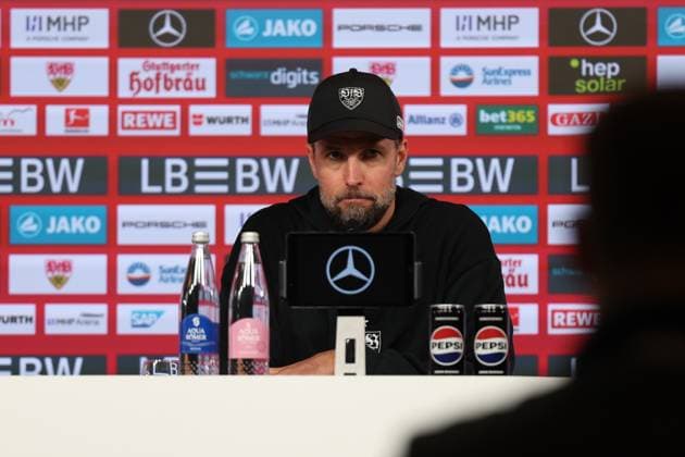 05.10.2025, xrekx, Fussball 1.Bundesliga, VfB Stuttgart - 1.FC Heidenheim v.l. Pressekonferenz Sebastian Hoeneß Trainer (VfB Stuttgart) (DFL DFB REGULATIONS PROHIBIT ANY USE OF PHOTOGRAPHS as IMAGE SEQUENCES and or QUASI-VIDEO) Stuttgart