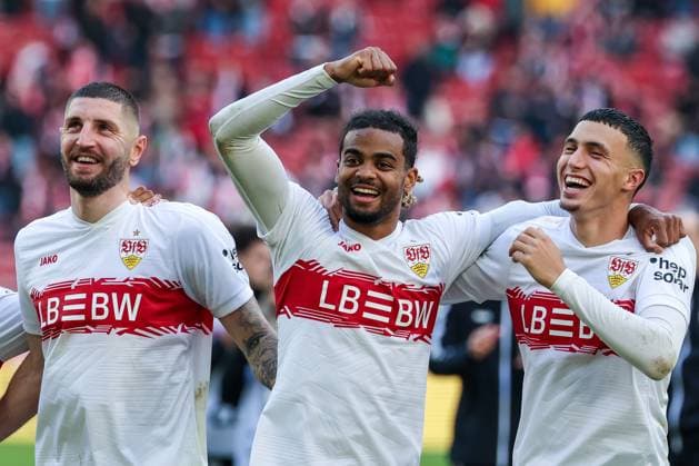 Jeff Chabot 24 (VfB Stuttgart) , Lorenz Assignon 22 (VfB Stuttgart) und Bilal El Khannouss 11 (VfB Stuttgart) jubeln mit den Fans, VfB Stuttgart vs. 1. FC Heidenheim 1846, DFL, Bundesliga, Saison 2025 2026, MHP Arena, Hinrunde, 6. Spieltag, 05.10.2025 DFB regulations prohibit any use of photographs as image sequences and or quasi-video Stuttgart Baden-Wuerttemberg Deutschland *** Jeff Chabot 24 VfB Stuttgart , Lorenz Assignon 22 VfB Stuttgart and Bilal El Khannouss 11 VfB Stuttgart cheer with the fans, VfB Stuttgart vs 1 FC Heidenheim 1846, DFL, Bundesliga, Saison 2025 2026, MHP Arena, Hinrunde, 6 Spieltag, 05 10 2025 DFB regulations prohibit any use of photographs as image sequences and or quasi video Stuttgart Baden Wuerttemberg Germany Copyright: xkolbert-press MartinxAgüerax