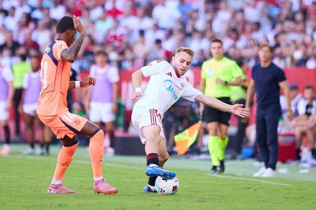 Sevilla FC v FC Barcelona, Barca - LaLiga EA Sports SEVILLE, SPAIN - OCTOBER 5: Peque Fernandez of Sevilla FC competes for the ball with Marcus Rashford of FC Barcelona during the LaLiga EA Sports match between Sevilla FC and FC Barcelona at Ramon Sanchez Pizjuan Stadium on October 5, 2025 in Seville, Spain. (Photo by Gabriel Colchero Photo Players Images Magara Press) Seville Ramon Sanchez Pizjuan Stadium Spain Copyright: xGabrielxColcherox