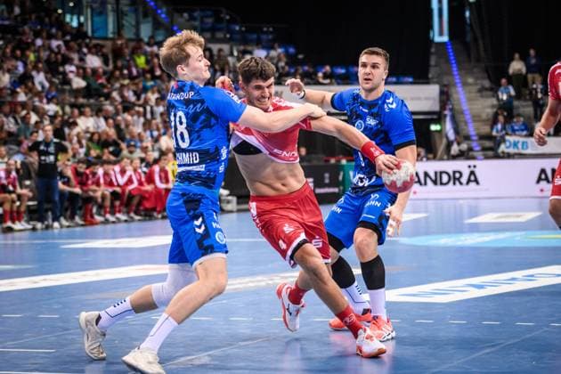 Nikolaj Enderleit (MT Melsungen, 04) vs. Linus Schmid (TVB Stuttgart, 18), dahinter Gianfranco Pribetic (TVB Stuttgart, 09) GER, TVB 1898 Stuttgart - MT Melsungen, DAIKIN HBL, Handball, Bundesliga, 7. Spieltag, Spielzeit 2025 2026, 05.10.2025 GER, TVB 1898 Stuttgart - Frisch Auf! Goeppingen, DAIKIN HBL, Handball, Bundesliga, 7. Spieltag, Spielzeit 2025 2026, 05.10.2025 Stuttgart Copyright: xSandyxDinkelackerx EP_SDR