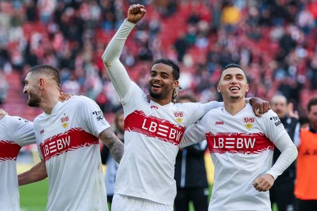 Jeff Chabot 24 (VfB Stuttgart) , Lorenz Assignon 22 (VfB Stuttgart) und Bilal El Khannouss 11 (VfB Stuttgart) jubeln mit den Fans, VfB Stuttgart vs. 1. FC Heidenheim 1846, DFL, Bundesliga, Saison 2025 2026, MHP Arena, Hinrunde, 6. Spieltag, 05.10.2025 DFB regulations prohibit any use of photographs as image sequences and or quasi-video Stuttgart Baden-Wuerttemberg Deutschland