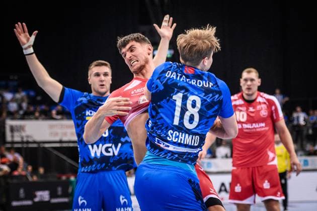 Nikolaj Enderleit (MT Melsungen, 04) wird geblockt von Linus Schmid (TVB Stuttgart, 18), dahinter Gianfranco Pribetic (TVB Stuttgart, 09), unscharf: Dainis Kristopans (MT Melsungen, 10) GER, TVB 1898 Stuttgart - MT Melsungen, DAIKIN HBL, Handball, Bundesliga, 7. Spieltag, Spielzeit 2025 2026, 05.10.2025 GER, TVB 1898 Stuttgart - Frisch Auf! Goeppingen, DAIKIN HBL, Handball, Bundesliga, 7. Spieltag, Spielzeit 2025 2026, 05.10.2025 Stuttgart Copyright: xSandyxDinkelackerx EP_SDR