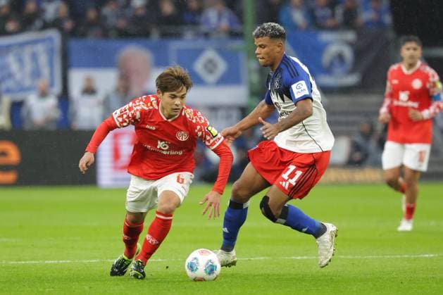 GER, xFSx ,Hamburg, HSV , 1. Bundesliga , Fussball, DFL, Hamburger SV , am Hamburger Volksparkstadion , 1.FSV Mainz 05 , 05.10.2025 v.l. Kaishu Sano (1.FSV Mainz 05 ,6) , Ransford Koenigsderffer (Hamburger SV ,11) DFL regulations prohibit any use of photographs as image sequences and or quasi-video. Copyright: HMBxMedia FernandoxSoares