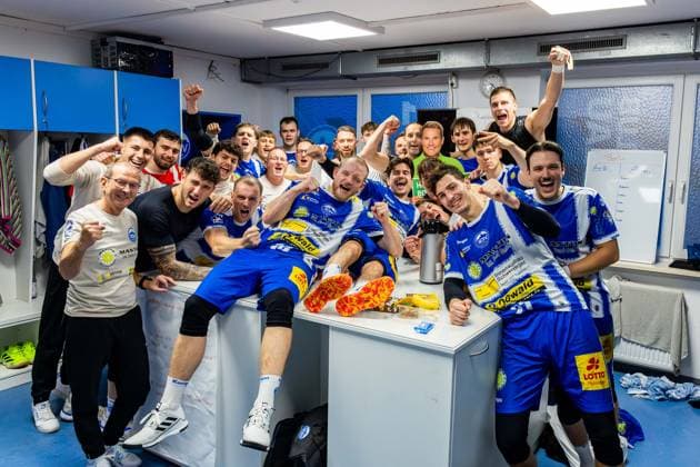 05.10.2025, GER, Handball, Maenner, Saison 25 26, Daikin 1.Bl, 7.Spieltag ThSV Eisenach - VfL Gummersbach der ThSV Eisenach gewinnt gegen dem VfL Gummersbach mit 32:29 und feiert in der Kabine 99817 Eisenach Werner-Assmann-Halle Am Sportp Thueringen Deutschland