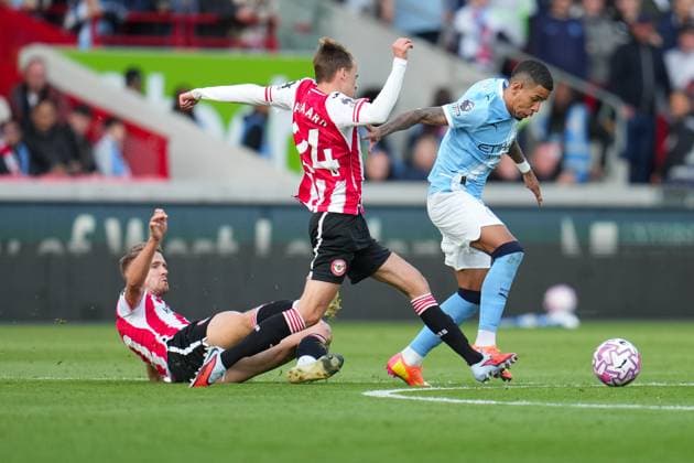 Premier League Brentford v Manchester City Kristoffer Ajer of Brentford and Mikkel Damsgaard of Brentford try and challenge Savinho of Manchester City during the Premier League match Brentford vs Manchester City at The Gtech Community Stadium, London, United Kingdom, 5th October 2025 (Photo by Harvey Murphy News Images) Copyright: xHarveyxMurphy NewsxImagesx