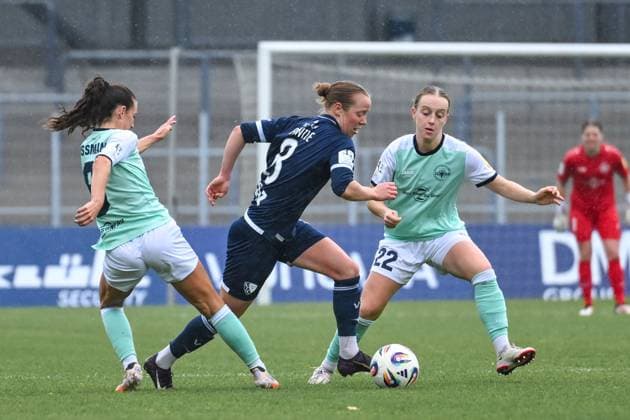 05.10.2025, Fußball, 2. Frauen-Bundesliga, 2025 2026, 6. Spieltag, VfL Bochum 1848 - SG 99 Andernach Lisa Kossmann (Andernach) und Zoe Brückel (22 Andernach) versuchen gemeinsam Alina Bantle (8 Bochum) zu stoppen.