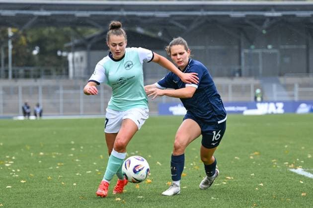 05.10.2025, Fußball, 2. Frauen-Bundesliga, 2025 2026, 6. Spieltag, VfL Bochum 1848 - SG 99 Andernach Leonie Wäschenbach (17 Andernach) im Zweikampf mit Emely Joester (16 Bochum).