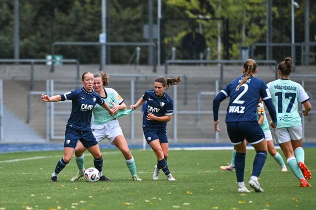 05.10.2025, Fußball, 2. Frauen-Bundesliga, 2025 2026, 6. Spieltag, VfL Bochum 1848 - SG 99 Andernach Emely Joester (16 Bochum) zieht Malou Müller (27 Andernach) am Trikot und verschafft damit ihrer Mitspielerin Alina Bantle (8 Bochum) einen Vorteil.