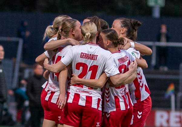 Jubel beim 1.FC Köln nach dem Tor zum 1-0 durch Sandra Maria Jessen (1. FC Koeln, 6) 05.10.2025, 1.FC Köln - Bayer Leverkusen, Fussball, Google Pixel Frauen-Bundesliga, GER, Köln, Franz-Kremer Stadion DFL regulations prohibit any use of photographs as image sequences and or quasi-video. Copyright: HMBxMedia xMarcoxBader