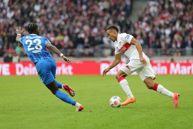 Stuttgart , Bundesliga Fußball VfB Stuttgart vs. 1.FC Heidenheim, v.l. Omar-Haktab Traore (Heidenheim) Jamie Leweling (VfB) Gemäß den Vorgaben der DFL Deutschen Fußball Liga ist es untersagt, in dem Stadion und oder vom Spiel angefertigte Fotoaufnahmen in Form von Sequenzbildern und oder videoähnlichen Fotostrecken zu verwerten bzw. verwerten zu lassen.