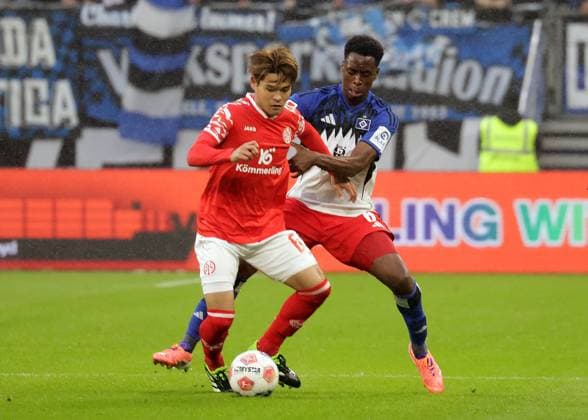 Fussball, Herren, Saison 2025 2026,1.Liga, Volksparkstadion, Hamburger SV gegen 1.FSV Mainz 05, Duell zwischen Kaishu Sano (1. FSV Mainz 05) und Albert Sambi Lokonga (HSV) DFL REGULATIONS PROHIBIT ANY USE OF PHOTOGRAPHS AS IMAGE SEQUENCES AND OR QUASI-VIDEO.