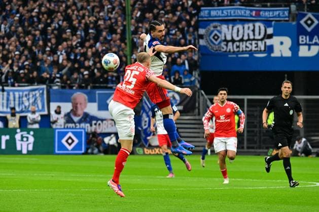 Fussball I Herren I 1. Bundesliga l Hamburger SV - 1. FSV Mainz 05 I 06. Spieltag I Saison 2025-2026 I HSV I 05.10.2025 I Mainz 05 I v.l. Hanche-Olsen Andreas (1.FSV Mainz05) , Philippe Rayan (HSV) , Sportplatz : Volksparkstadion, Stellingen Hamburg Deutschland