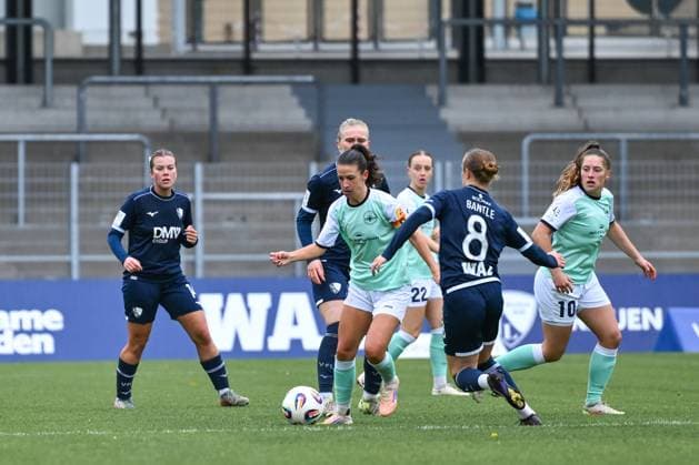 05.10.2025, Fußball, 2. Frauen-Bundesliga, 2025 2026, 6. Spieltag, VfL Bochum 1848 - SG 99 Andernach Lisa Kossmann (6 Andernach) versucht sich durch das Mittelfeld zu spielen. Alina Bantle (8 Bochum) versucht sie daran zu hindern.