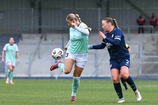05.10.2025, Fußball, 2. Frauen-Bundesliga, 2025 2026, 6. Spieltag, VfL Bochum 1848 - SG 99 Andernach Nina Hainke(13 Andernach) nimmt den Ball mit der Hacke mit.