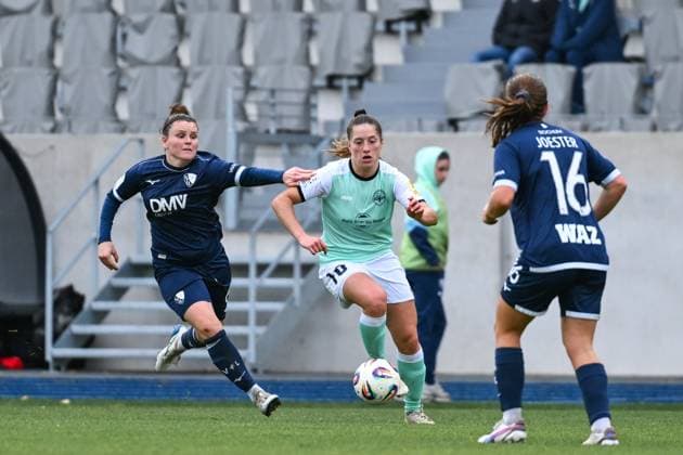 05.10.2025, Fußball, 2. Frauen-Bundesliga, 2025 2026, 6. Spieltag, VfL Bochum 1848 - SG 99 Andernach Janine Angrick (6 Bochum) versucht Leonie Krump (10 Andernach) am Arm festzuhalten.