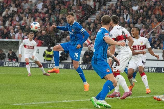 v.li. Julian Niehues (FC Heidenheim, 16), Ermedin Demirovic (VfB Stuttgart, 09), Jamie Leweling (VfB Stuttgart 18) GER, VfB Stuttgart vs. 1. FC Heidenheim, Fussball, Herren, 1. Bundesliga, 6. Spieltag, Spielzeit 2025 2026, 05.10.2025, DFL DFB REGULATIONS PROHIBIT ANY USE OF PHOTOGRAPHS AS IMAGE SEQUENCES AND OR QUASI-VIDEO, GER, VfB Stuttgart vs. 1. FC Heidenheim, Fussball, Herren, 1. Bundesliga, 6. Spieltag, Spielzeit 2025 2026, 05.10.2025 Stuttgart Copyright: xEibner-Pressefoto WolfgangxFrankx EP_WFK