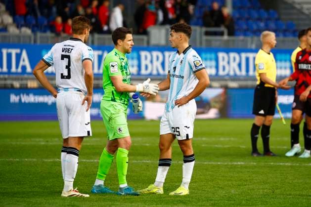 05.10.2025, xavx, Fussball 3.Liga, SV Wehen Wiesbaden - TSV 1860 München v.l. Siemen Voet (TSV 1860 Muenchen), Torwart RenÃ Vollath (TSV 1860 Muenchen), Sean Dulic (TSV 1860 Muenchen) enttaeuscht, enttaeuscht schauend, dissapointed (DFL DFB REGULATIONS PROHIBIT ANY USE OF PHOTOGRAPHS as IMAGE SEQUENCES and or QUASI-VIDEO) Wiesbaden