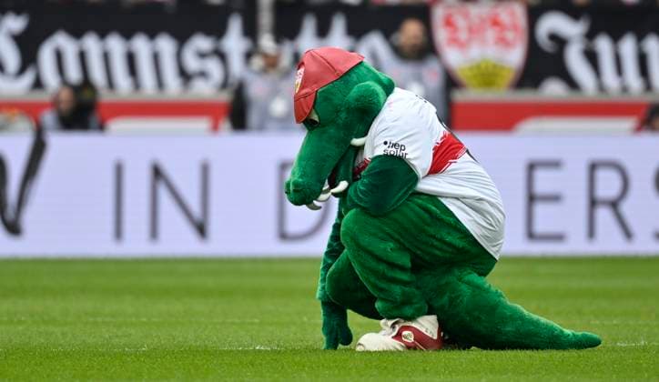vor Spielbeginn: Maskottchen Fritzle VfB Stuttgart beim Verlesen der Aufstellung Aktion VfB Stuttgart vs 1. FC Heidenheim FCH 05.10.2025 DFL REGULATIONS PROHIBIT ANY USE OF PHOTOGRAPHS AS IMAGE SEQUENCES AND OR QUASI-VIDEO VfB Stuttgart vs 1. FC Heidenheim FCH