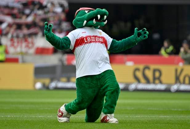 vor Spielbeginn: Maskottchen Fritzle VfB Stuttgart beim Verlesen der Aufstellung Aktion VfB Stuttgart vs 1. FC Heidenheim FCH 05.10.2025 DFL REGULATIONS PROHIBIT ANY USE OF PHOTOGRAPHS AS IMAGE SEQUENCES AND OR QUASI-VIDEO VfB Stuttgart vs 1. FC Heidenheim FCH