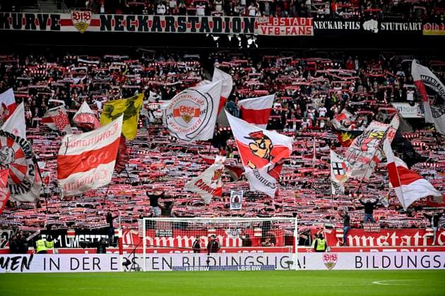 vor Spielbeginn: Cannstatter Kurve Fanblock, Fans, Fankurve, Flaggen, Fahnen, Stimmung, stimmungsvoll VfB Stuttgart vs 1. FC Heidenheim FCH 05.10.2025 DFL REGULATIONS PROHIBIT ANY USE OF PHOTOGRAPHS AS IMAGE SEQUENCES AND OR QUASI-VIDEO VfB Stuttgart vs 1. FC Heidenheim FCH