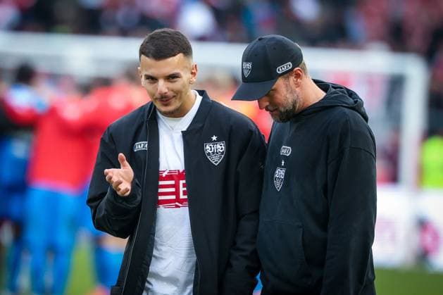 Badredine Bouanani 27 (VfB Stuttgart) im Gespraech mit Sebastian Hoeness (VfB Stuttgart) , VfB Stuttgart vs. 1. FC Heidenheim 1846, DFL, Bundesliga, Saison 2025 2026, MHP Arena, Hinrunde, 6. Spieltag, 05.10.2025 DFB regulations prohibit any use of photographs as image sequences and or quasi-video Stuttgart Baden-Wuerttemberg Deutschland