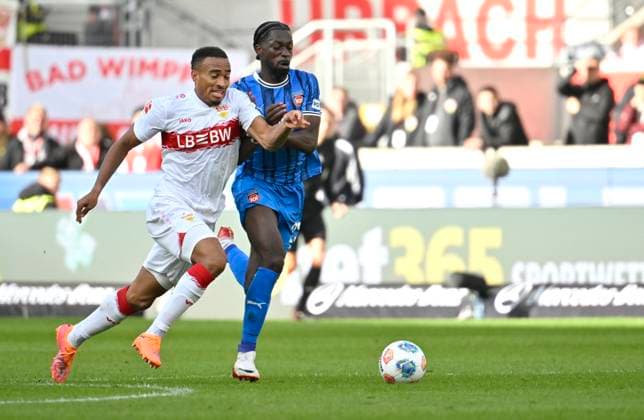 Zweikampf, Aktion Jamie Leweling VfB Stuttgart (18) gegen Omar Haktab Traore 1. FC Heidenheim 1846 FCH (23) VfB Stuttgart vs 1. FC Heidenheim FCH 05.10.2025 DFL REGULATIONS PROHIBIT ANY USE OF PHOTOGRAPHS AS IMAGE SEQUENCES AND OR QUASI-VIDEO VfB Stuttgart vs 1. FC Heidenheim FCH
