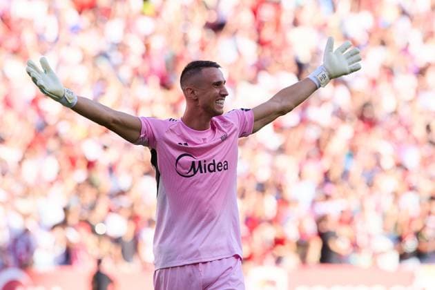Sevilla FC v FC Barcelona, Barca - LaLiga EA Sports SEVILLE, SPAIN - OCTOBER 5: Odysseas Vlachodimos Goalkeeper of Sevilla FC celebrates during the LaLiga EA Sports match between Sevilla FC and FC Barcelona at Ramon Sanchez Pizjuan Stadium on October 5, 2025 in Seville, Spain. (Photo by Gabriel Colchero Photo Players Images Magara Press) Seville Ramon Sanchez Pizjuan Stadium Spain Copyright: xGabrielxColcherox