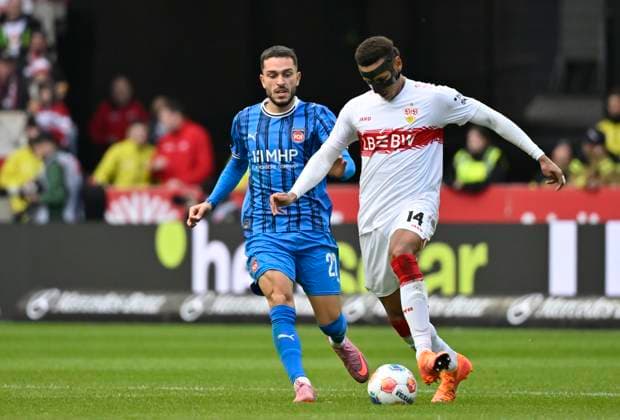 Zweikampf, Aktion Luca Jaquez VfB Stuttgart (14) Gesichtsmaske Carbonmaske gegen Arijon Ibrahimovic 1. FC Heidenheim 1846 FCH (22) VfB Stuttgart vs 1. FC Heidenheim FCH 05.10.2025 DFL REGULATIONS PROHIBIT ANY USE OF PHOTOGRAPHS AS IMAGE SEQUENCES AND OR QUASI-VIDEO VfB Stuttgart vs 1. FC Heidenheim FCH