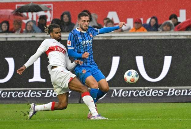 Zweikampf, Aktion Arijon Ibrahimovic 1. FC Heidenheim 1846 FCH (22) gegen Lorenz Assignon VfB Stuttgart (22) VfB Stuttgart vs 1. FC Heidenheim FCH 05.10.2025 DFL REGULATIONS PROHIBIT ANY USE OF PHOTOGRAPHS AS IMAGE SEQUENCES AND OR QUASI-VIDEO VfB Stuttgart vs 1. FC Heidenheim FCH