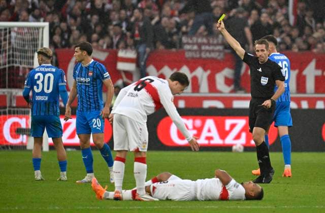 Schiedsrichter Referee Tobias Stieler zeigt Luca Kerber 1. FC Heidenheim 1846 FCH (20) gelbe Karte gelb Verwarnung fuer Foul an Jamie Leweling VfB Stuttgart (18) verletzt Verletzung am BodenAngelo Stiller VfB Stuttgart (06) VfB Stuttgart vs 1. FC Heidenheim FCH 05.10.2025 DFL REGULATIONS PROHIBIT ANY USE OF PHOTOGRAPHS AS IMAGE SEQUENCES AND OR QUASI-VIDEO VfB Stuttgart vs 1. FC Heidenheim FCH