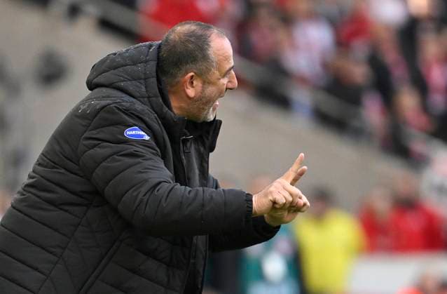 Trainer Coach Frank Schmidt 1. FC Heidenheim 1846 FCH am Spielfeldrand Gestik Geste VfB Stuttgart vs 1. FC Heidenheim FCH 05.10.2025 DFL REGULATIONS PROHIBIT ANY USE OF PHOTOGRAPHS AS IMAGE SEQUENCES AND OR QUASI-VIDEO VfB Stuttgart vs 1. FC Heidenheim FCH