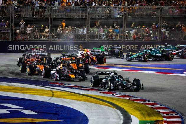 F1 - SINGAPORE GRAND PRIX 2025 Start of the race: 63 RUSSELL George (gbr), Mercedes AMG F1 Team W16, 01 VERSTAPPEN Max (nld), Red Bull Racing RB21, 81 PIASTRI Oscar (aus), McLaren F1 Team MCL39, 04 NORRIS Lando (gbr), McLaren F1 Team MCL39, action during the 2025 Formula 1 Singapore Grand Prix, 18th round of the 2025 FIA Formula One World Championship, WM, Weltmeisterschaft from October 3 to 5, 2025 on the Marina Bay Street Circuit, in Singapore - SingaporeSingapore Copyright: xFLORENTxGOODENx