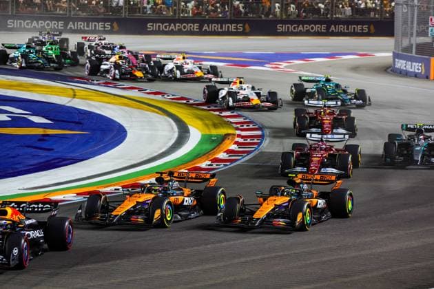 F1 - SINGAPORE GRAND PRIX 2025 81 PIASTRI Oscar (aus), McLaren F1 Team MCL39, 04 NORRIS Lando (gbr), McLaren F1 Team MCL39, action during the 2025 Formula 1 Singapore Grand Prix, 18th round of the 2025 FIA Formula One World Championship, WM, Weltmeisterschaft from October 3 to 5, 2025 on the Marina Bay Street Circuit, in Singapore - SingaporeSingapore  Copyright: xFLORENTxGOODENx