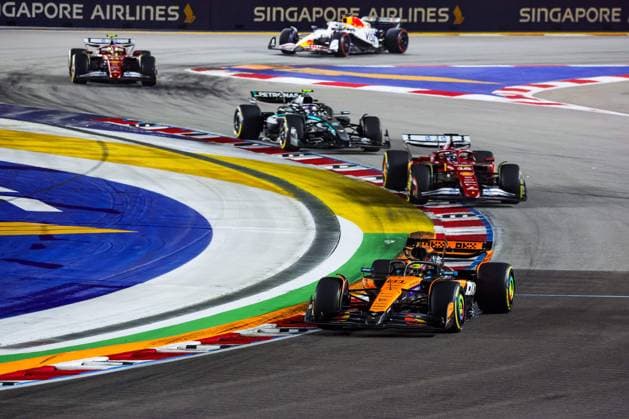 F1 - SINGAPORE GRAND PRIX 2025 81 PIASTRI Oscar (aus), McLaren F1 Team MCL39, action during the 2025 Formula 1 Singapore Grand Prix, 18th round of the 2025 FIA Formula One World Championship, WM, Weltmeisterschaft from October 3 to 5, 2025 on the Marina Bay Street Circuit, in Singapore - SingaporeSingapore  Copyright: xFLORENTxGOODENx