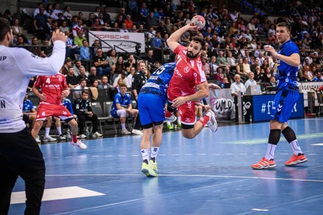 Mohamed Amine Darmoul (MT Melsungen, 71) vorbei an Patrick Zieker (TVB Stuttgart, 25) gegen Schlussmann Daniel Rebmann (TVB Stuttgart, 94), li. GER, TVB 1898 Stuttgart - MT Melsungen, DAIKIN HBL, Handball, Bundesliga, 7. Spieltag, Spielzeit 2025 2026, 05.10.2025 GER, TVB 1898 Stuttgart - Frisch Auf! Goeppingen, DAIKIN HBL, Handball, Bundesliga, 7. Spieltag, Spielzeit 2025 2026, 05.10.2025 Stuttgart Copyright: xSandyxDinkelackerx EP_SDR