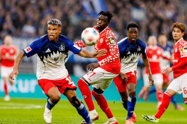 Hamburg, 5. Oktober 2025 - Fußball, 1. Bundesliga 2025 26, Hamburger SV - 1. FSV Mainz 05: Ransford-Yeboah Königsdörffer (Hamburger SV, 11), Danny da Costa (1. FSV Mainz 05, 21) DFL REGULATIONS PROHIBIT ANY USE OF PHOTOGRAPHS AS IMAGE SEQUENCES AND OR QUASI-VIDEO. *** Hamburg, October 5, 2025 Soccer, 1 Bundesliga 2025 26, Hamburger SV 1 FSV Mainz 05 Ransford Yeboah Königsdörffer Hamburger SV, 11 , Danny da Costa 1 FSV Mainz 05, 21 DFL REGULATIONS PROHIBIT ANY USE OF PHOTOGRAPHS AS IMAGE SEQUENCES AND OR QUASI VIDEO