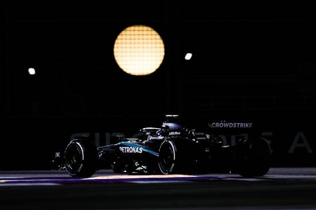 F1 - SINGAPORE GRAND PRIX 2025 63 RUSSELL George (gbr), Mercedes AMG F1 Team W16, action during the 2025 Formula 1 Singapore Grand Prix, 18th round of the 2025 FIA Formula One World Championship, WM, Weltmeisterschaft from October 3 to 5, 2025 on the Marina Bay Street Circuit, in Singapore - SingaporeSingapore  Copyright: xFLORENTxGOODENx