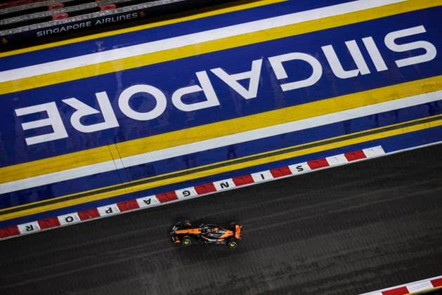 F1 - SINGAPORE GRAND PRIX 2025 81 PIASTRI Oscar (aus), McLaren F1 Team MCL39, action during the 2025 Formula 1 Singapore Grand Prix, 18th round of the 2025 FIA Formula One World Championship, WM, Weltmeisterschaft from October 3 to 5, 2025 on the Marina Bay Street Circuit, in Singapore - SingaporeSingapore  Copyright: xXavixBonillax