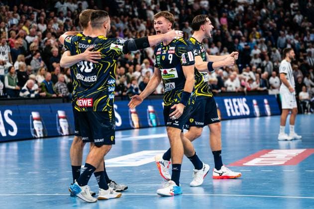 Rhein Neckar Loewen jubelt Jubel nach Unentschieden Spielende, Jannik Kohlbacher (Rhein-Neckar Loewen, 80), Steven Plucnar Jacobsen (Rhein-Neckar Loewen, 09), Robert Timmermeister (Rhein-Neckar Loewen, 07), GER, THW Kiel vs Rhein-Neckar Loewen, Handball, Bundesliga, Spieltag 7, Saison 2025 2026, 05.10.2025 GER, THW Kiel vs Rhein-Neckar Loewen, Handball, Bundesliga, Spieltag 7, Saison 2025 2026, 05.10.2025 Kiel Copyright: xEibner-Pressefoto MaxxVincenx EP_MVN