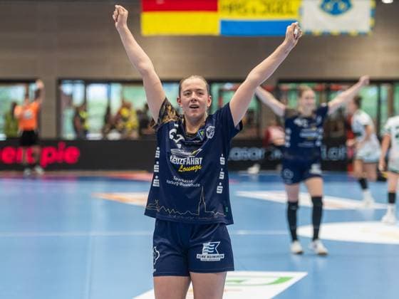 Levke Kretschmann (Buxtehuder SV, 22) jubelt nach einem gehaltenen Siebenmeter ihrer Tohueterin, Buxtehuder SV vs. Frisch Auf Goeppingen, Handball, 1. Bundesliga, Spielzeit 2025 2026, 05.10.2025 Buxtehuder SV vs. Frisch Auf Goeppingen, Handball, 1. Bundesliga, Spielzeit 2025 2026, 05.10.2025 Buxtehude Copyright: xEibner-Pressefoto MichaelxSchmidx EP_MST