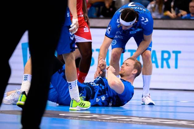 Stuttgart: HBL- 25 26 - TVB Stuttgart - MT Melsungen Jonas Truchanovicius (Stuttgart) Verletzt Verletzung Schmerzen Stuttgart Porsche Arena Baden-Württemberg Deutschland