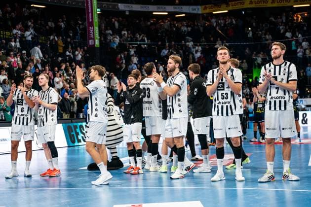 Kieler Mannschaft enttaeuscht Enttaeuschung nach Spielende, Harald Reinkind (THW Kiel, 06), Eric Johansson (THW Kiel, 21), Rune Dahmke (THW Kiel, 23), Nikola Bilyk (THW Kiel, 53), Magnus Landin Jacobsen (THW Kiel, 07) bedanken sich bei den Fans, GER, THW Kiel vs Rhein-Neckar Loewen, Handball, Bundesliga, Spieltag 7, Saison 2025 2026, 05.10.2025 GER, THW Kiel vs Rhein-Neckar Loewen, Handball, Bundesliga, Spieltag 7, Saison 2025 2026, 05.10.2025 Kiel Copyright: xEibner-Pressefoto MaxxVincenx EP_MVN