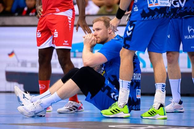 Stuttgart: HBL- 25 26 - TVB Stuttgart - MT Melsungen Jonas Truchanovicius (Stuttgart) Verletzt Verletzung Schmerzen Stuttgart Porsche Arena Baden-Württemberg Deutschland